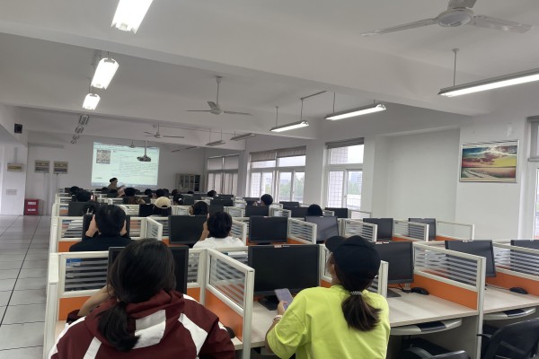 圖書館成功開(kāi)展2025級(jí)新生代表電子資源培訓(xùn) 暨教育信息咨詢服務(wù)活動(dòng)